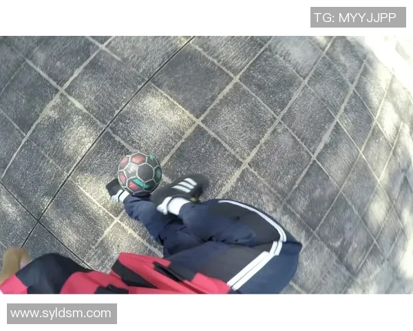 足球场上的第一视角体验解析 足球明星如何感受比赛与决胜时刻 足球场上的第一视角体验解析 足球明星如何感受比赛与决胜时刻